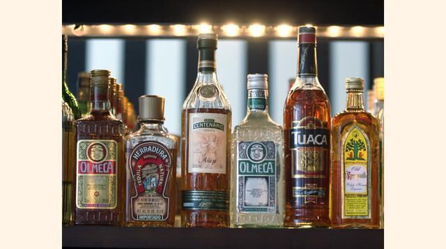 Tequila: Los tequilas blancos tienden a tener sabores vegetales, que son los sabores naturales del agave. Los reposados se dejan en barricas. Esto hace que tenga color oscuro y sabores de ahumado y vainilla. (foto: Getty)