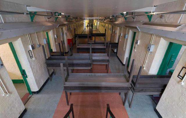 La exposición se extiende por varias celdas donde se muestran pinturas o escritos de varios artistas y escritores contemporáneos, como la muestra "Plegaria Muda, 2008-10" de la artista colombiana Doris Salcedo. (Foto: AFP)