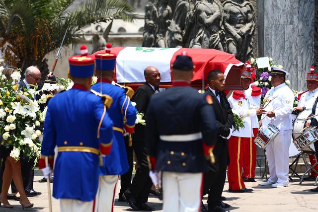 El cortejo fúnebre de Javier Pérez de Cuéllar a su llegada al cementerio Presbítero Maestro. (Foto: Hugo Curotto / GEC)