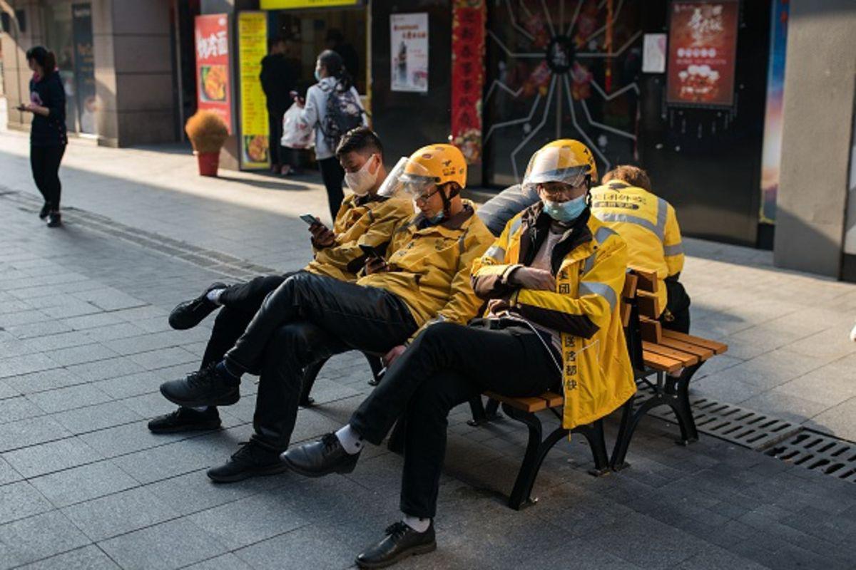 Miles de distribuidores en la plataforma de Meituan se vieron obligados a cerrar voluntariamente o por mandato y, por lo tanto, no pudieron entregar alimentos. (Foto: Bloomberg)