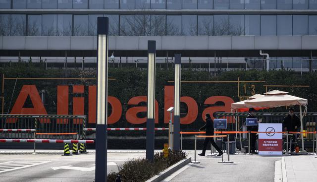 Las familias deben salir cada dos días para conseguir alimentos. En las calles solo escuchan altavoces que les piden volver a casa. (AFP)