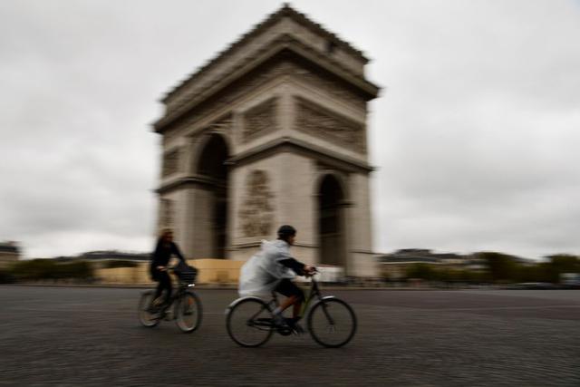FOTO 1 | Los parisinos y los turistas tuvieron que a caminar por las calles de la capital francesa el domingo, debido a que las autoridades prohibieron el uso del automóvil por un día. (Foto: AFP)