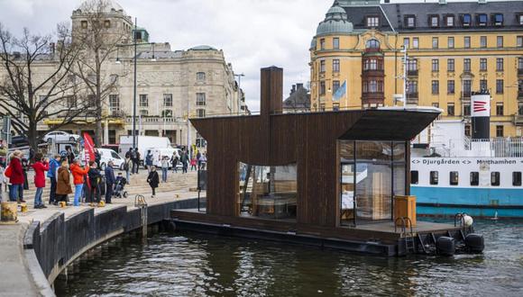 Varias personas admiran la sauna de lujo flotante "Big Branzino", de 30 metros cuadrados en Estocolmo © Jonathan Nackstrand / AFP