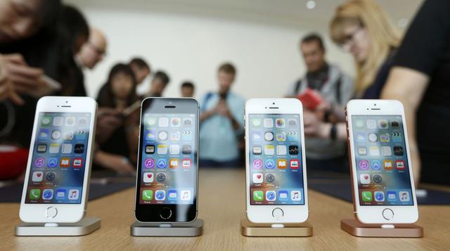 Apple Inc presentó ayer un teléfono avanzado iPhone más pequeño y barato que las versiones anteriores para atraer a nuevos compradores, especialmente de los mercados emergentes, en momentos en que el gigante tecnológico quiere revertir una caída de las ve