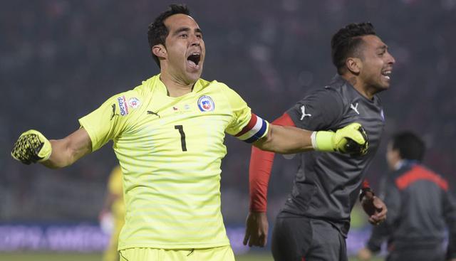 Claudio Bravo. En el arco estaría fijo el experimentado, Claudio Bravo. Juega por el Barcelona de España y está valorizado en un poco más de 17 millones de dólares.  (AFP)