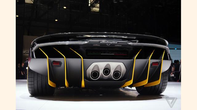 El diseño aerodinámico del coche incluye un alerón trasero extendido que ofrece mayor carga aerodinámica a altas velocidades. (Foto: Megaricos)