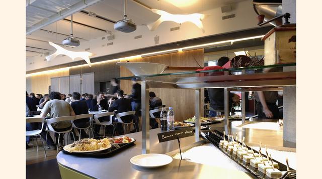 El comedor de la oficina también estuvo a cargo de Camenzind Evolution.