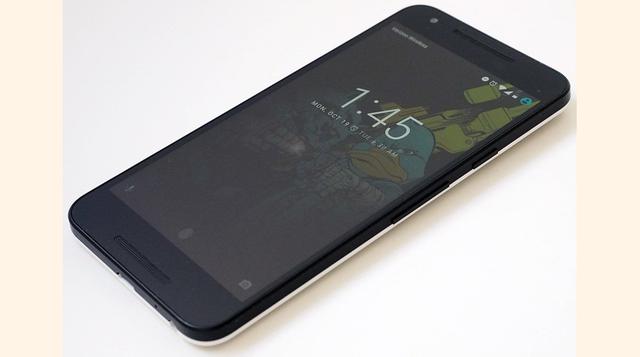 5. Nexus 5X. El Nexus 5X es uno de los nuevos buques insignia de Google, y es uno de los mejores teléfonos que se pueden comprar hoy en día. Los únicos verdaderos rivales que tiene son su hermano mayor el Nexus 6p y el iPhone. Si usted no quiere un iPhone