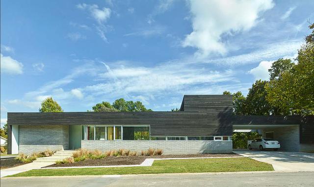 The Graphic House. Podría formar parte del decorado de cualquier serie ambientada en las zonas residenciales de Estados Unidos, pero 'The Graphic House' existe en la realidad. Se trata de una casa unifamiliar ubicada en Fayetteville, Arkansas, p