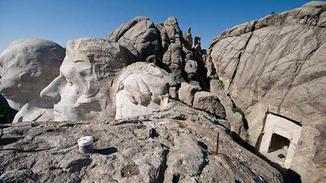 FOTO 7 |  Monte Rushmore y una habitación secreta - Estados Unidos
El Monte Rushmore es uno de los monumentos nacionales más célebres y visitados de Estados Unidos. Los rostros de los presidentes George Washington, Thomas Jefferson, Theodore Roosevelt y Abraham Lincoln, dominan la carismática montaña situada en Keystone, Dakota del Sur. Pero además de este conjunto escultórico, en la montaña existe una cámara secreta con acceso vetado al público que la gran mayoría de visitantes desconocen. El compartimento llamado "Hall of Records" está ubicado justo detrás de los bustos, en una zona de muy difícil acceso. Allí se decidió guardar una caja de madera con varios documentos históricos junto a una biografía de Gutzon Borglum, el escultor del monumento.