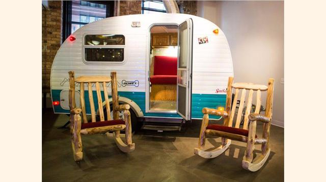 18. Los equipos de trabajo en la compañía  productora de entretenimiento por experiencia Red Frog Events pueden llegar a nuevas ideas en una remodelada casa rodante que ahora es una sala de conferencias.