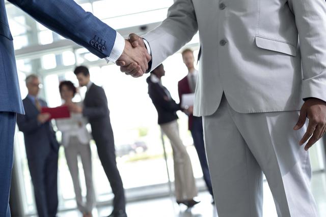 FOTO 24 | Únete para competir. La explosión del outsourcing en nuestro país ha puesto a numerosas pymes de servicios profesionales en una situación de bonanza. Pero, como ocurre siempre, esto también es sinónimo de una fuerte competencia donde quienes tienen más infraestructura y medios humanos llevan las de ganar. ¿O no necesariamente? Un ex trabajador de Indra y formador en Ingeniería de Sistemas de Información desarrolló su estrategia de negocio con estos elementos: calidad, teletrabajo, una red de profesionales de similar perfil y una marca común. Cuando se quedó sin trabajo, comenzó a ofrecer sus servicios como consultor independiente. Muy pronto, volvía a impartir cursos sobre tecnologías de la información (TI), empezando por sus clientes anteriores. Alía contactó con otros en igual situación y unieron esfuerzos bajo una marca. Esto confería una mayor sensación de solidez y generaba mayor confianza en los clientes potenciales. Se convirtieron en una empresa distribuida, sin infraestructura física, sólo TI .