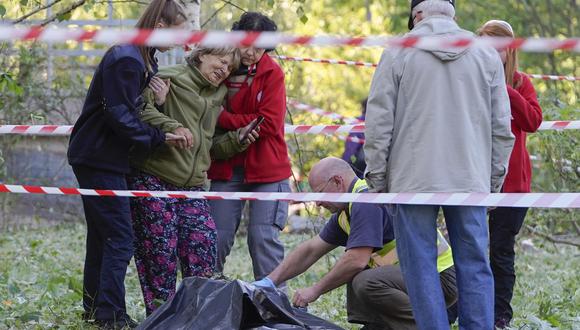 Familiares reaccionan mientras un investigador policial inspecciona el cuerpo de una persona cerca de un centro de salud dañado en un ataque con misiles en Kyiv (Kiev), Ucrania, el 01 de junio de 2023, en medio de la invasión rusa. EFE/EPA/OLEG PEREVERZEV