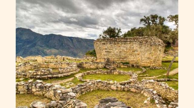 VISITAR LA FORTALEZA DE KUÉLAP. Kuélap es un extraordinario sitio arqueológico preinca situado en los Andes nororientales del Perú en la Provincia de Luya. Construido en la cima de una alta montaña se trata del conjunto arqueológico más importante de la s