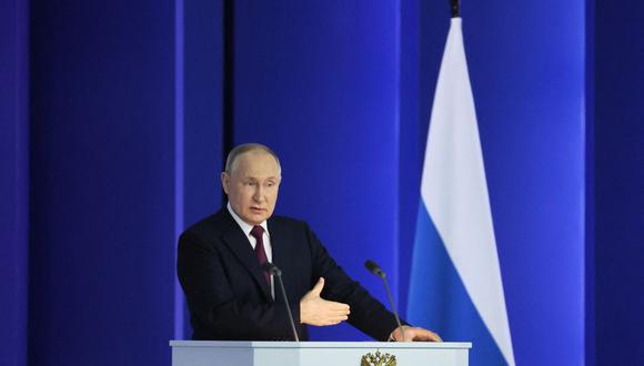 El presidente ruso Vladimir Putin pronuncia su discurso anual sobre el estado de la nación en el centro de conferencias Gostiny Dvor en el centro de Moscú el 21 de febrero de 2023. (Foto de Sergei SAVOSTYANOV / SPUTNIK / AFP)