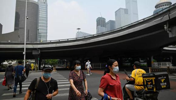Unos peatones cruzan una calle de Pekín el 16 de julio de 2020. (Foto: AFP)