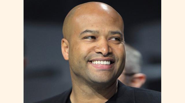 Ralph Gilles de 44 años, encabeza la división de carreras de Chrysler y es un talentoso diseñador. (Foto: businessinsider)