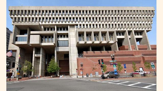 FOTO 14 | City Hall – Boston, este ayuntamiento ha sido criticado en numerosas ocasiones por tener un diseño pobre y fuera de lo habitual.