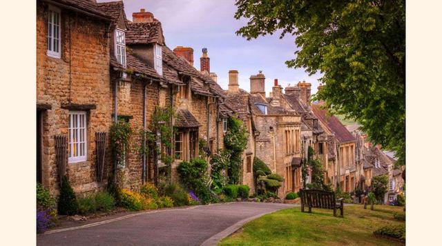 Burford (Oxfordshire). A poco más de 30 kilómetros de Oxford, Burford es conocida como la entrada a los Costwolds. Se mantiene al margen de las grandes cadenas comerciales y cuenta con la farmacia más antigua del país. Sus calles son un hervidero de tiend