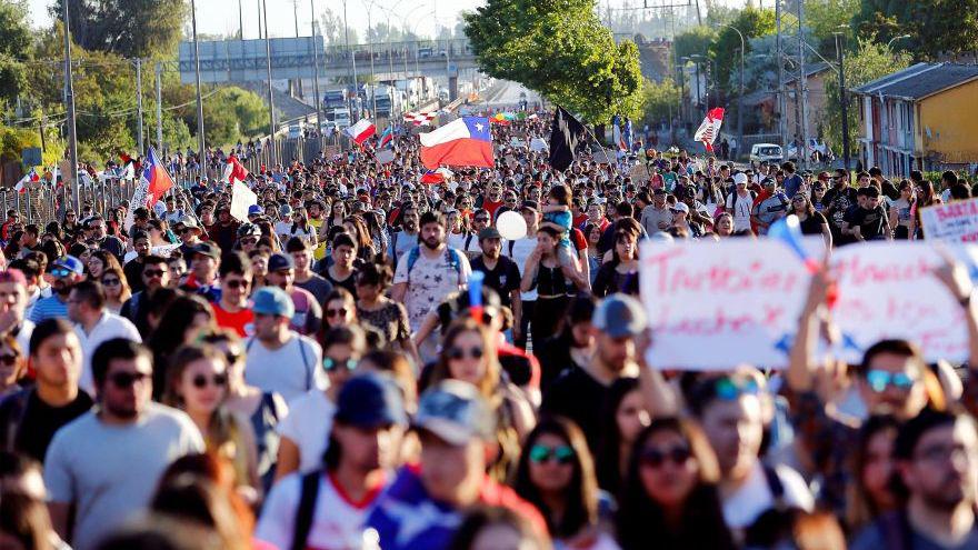 Miles de personas protestan durante una nueva jornada de manifestaciones en todo el territorio chileno este miércoles, cortando de manera pacífica la ruta 5 sur a la altura del kilómetro 191, en Santiago. (Foto: EFE)