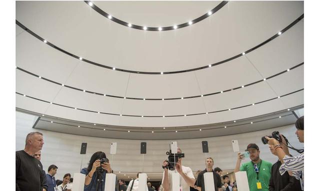 FOTO 7 | La grandeza y el futurismo de su nueva sede simbolizan el viaje desde 1976 que hizo el joven Steve Jobs cuando empezó a jugar con las computadoras en un garaje con su compañero Steve Wozniak.