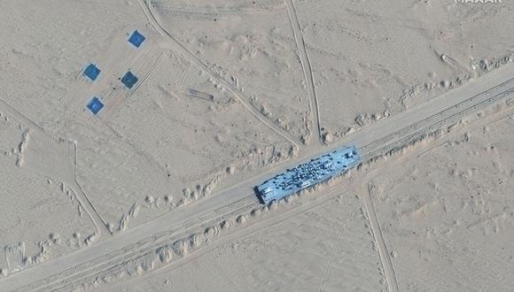 Un objetivo móvil en una vía férrea en el condado de Ruoqiang en el desierto de Taklamakan, en la región occidental de Xinjiang de China el 20 de octubre de 2021. (Foto del folleto / Imagen satelital �2021 Maxar Technologies / AFP)