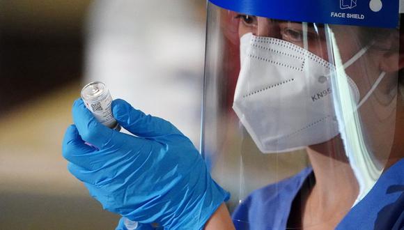 Una enfermera prepara una jeringa con la vacuna contra el coronavirus COVID-19 de Moderna para un trabajador de la Oficina de Servicios Médicos de Nueva York, Estados Unidos. (REUTERS / Carlo Allegri).