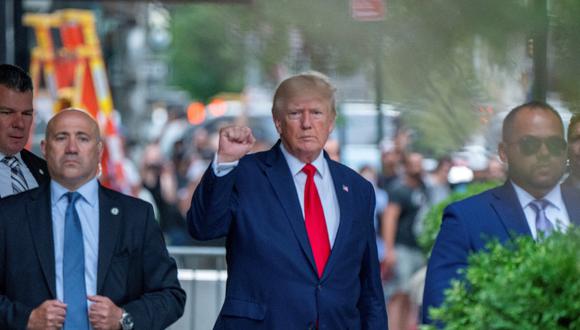 Donald Trump sale de la Torre Trump dos días después de que agentes del FBI allanaran su casa en Mar-a-Lago Palm Beach, en la ciudad de Nueva York, el 10 de agosto de 2022. (Foto: REUTERS/David 'Dee' Delgado)
