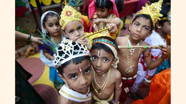 Niños hindúes vestidos como el dios Krisna se preparan para el concurso de disfraces. (foto.msn)