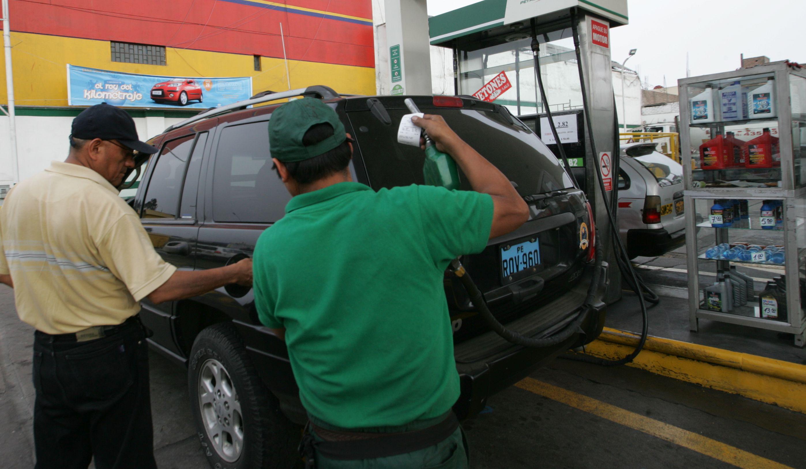 Opecu recomendó buscar cuáles son los grifos y cadenas de estaciones de servicios con menores precios. (Foto: USI)
