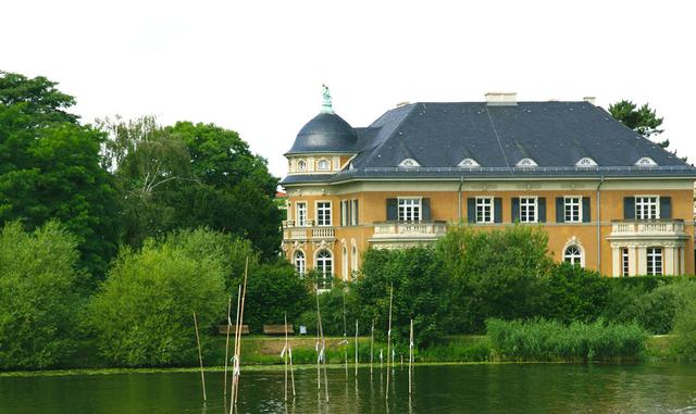 Después de la caída del muro en 1989, la casa pasó por una sucesión de propietarios. Para el momento en que von Kibed la compró en el 2012, había sido muy renovada. "Un inversor alemán puso enormes sumas de dinero para rehacer la infraestructura&quot