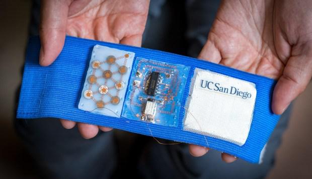 El parche tiene un circuito eléctrico colocado alrededor de un brazo que permite regular la temperatura del cuerpo independientemente de la ambiental. (Foto: EFE)