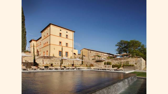 Castello di Casole, Toscana (Italia). Entre árboles de olivo y de vid, el hotel se ubica en un castillo que data del siglo XI transformado en un resort de 41 suites decoradas con óleos clásicos. Es conocido por su exclusivo vino Dodici. (Foto: businessins