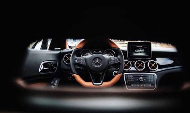 Mercedes Benz CLA by Vilner. El preparador de coche de lujo búlgaro Vilner Studio consigue personalizaciones sorprendentes sobre modelos de serie. Este Mercedes CLA se ha vestido con tapicerías de alcántara en color caramelo y negro, con costuras azules e