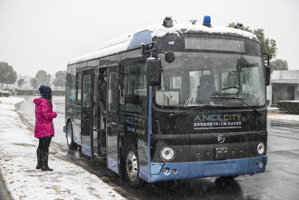 Autobús urbano sin conductor. (Foto: El País).