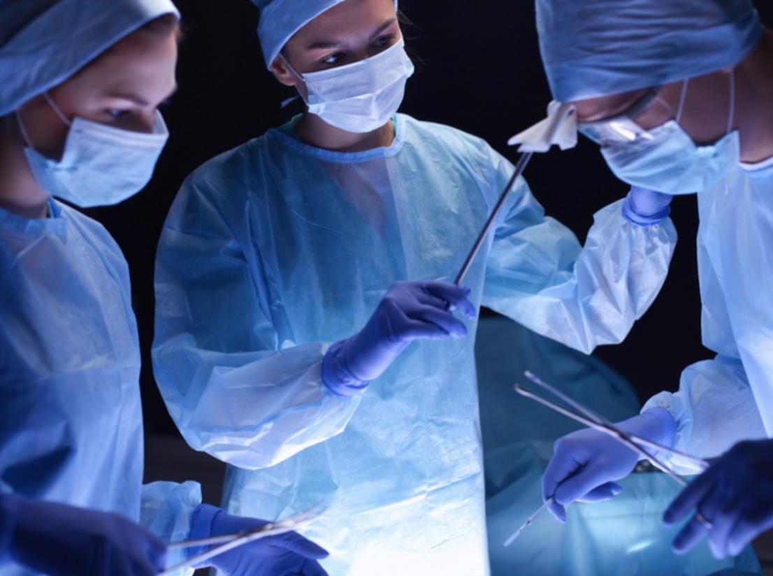 FOTO 33 | Cirujano
Tratan enfermedades, lesiones y deformidades mediante métodos quirúrgicos invasivos, mínimamente invasivos o no invasivos con el uso de instrumentos, aparatos o mediante manipulación manual.
Tolerancia al estrés: 96
Salario anual promedio (2017): 208,000+ dólares