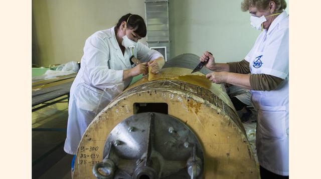 Un técnico trabaja en la línea de montaje de los MiG-29 en la fábrica de la Corporación MiG en Lukhovitsy, en las afueras de Moscú. Entre el 25 y el 30 de agosto se celebrará en Moscú el Salón Internacional de la Aviación y el Espacio MAKS 2015, una de la