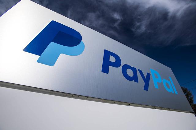 FOTO 2 |  PAYPAL. Hoy en día, millones de personas confían en PayPal para hacer sus transacciones financieras, y confían tanto en la plataforma como en cualquier banco (si no es que más). Pero cuando PayPal salió al mercado en 1998 era una idea sumamente nueva. Internet seguía siendo muy nuevo y la gente no confiaba en él, y los fundadores de PayPal esperaban que la gente les diera su información bancaria y personal y confiara en ellos para manear sus transacciones en línea. (Foto: TuExperto.com)