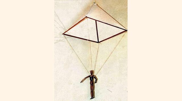 FOTO 3 | Paracaídas, apesar de que la patente la tiene Sebastien Lenormand, en 1783, cientos de años antes, Leonardo Da Vinci había hecho un esbozo en 1783 que se probó el 25 de junio del año 2000.