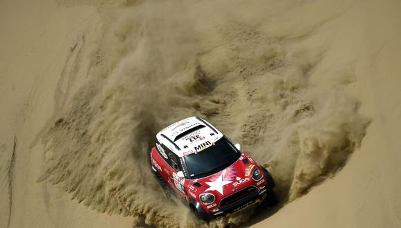 FOTO 7 | Ni lo difícil de la ruta hizo retroceder a este auto Mini, que debe luchar contra el 'mar' de arena que lo rodea. (Foto: AFP)