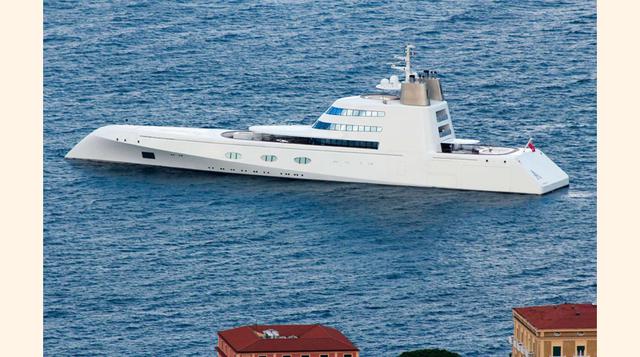 MOTOR YACHT A – US$ 320 millones. Concebido por el diseñador Philippe Starck Uber, este megayate submarino- fue nombrado con la inicial de sus dueños, los multimilonarios rusos Andrei y Aleksandra Melnichenko. El yate de 390 pies fue construido por el ast