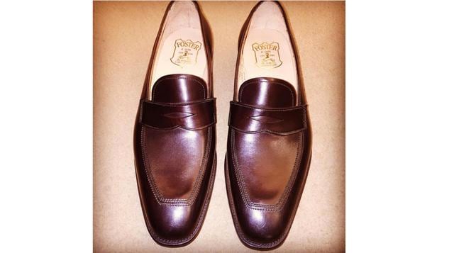 Foster & Son. Casa británica fundada en 1840, es de las pocas zapaterías históricas que sigue en manos privadas. Sus zapatos de sport a medida le otorgaron fama mundial entre elegantes consagrados como Clark Gable. Sus botas altas a medida son objeto de c