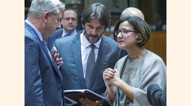 Los ministros europeos de Interior sostenían el lunes conversaciones ante la crisis, en las que Alemania, Francia y la Comisión Europea intentaban superar la oposición de los países del este para reubicar a 160,000 refugiados llegados a Italia, Hungría y 