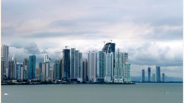 Panamá. Panamá ha crecido un 7% en promedio en los últimos 10 años. Sin embargo, los ingresos reflejan el abismo entre los rascacielos de Ciudad de Panamá y las precarias casas de las provincias. El coeficiente Gini alcanza 51.7. Un 25% de la población no