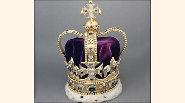San Eduardo de Inglaterra. Esta creación está realizada totalmente de oro y decorada con piedra preciosas, como zafiros, turmalinas, amatistas, topacios y citrinos. Los bordes están decorados con perlas y pesa aproximadamente dos kilos. La usa el Arzobisp