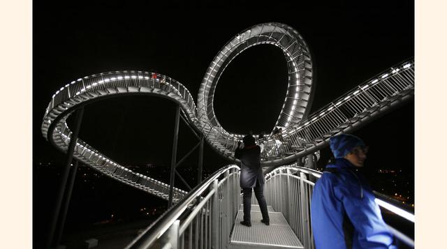 TIGER AND TURTLE-MAGIC MOUNTAIN, DUISBURG (ALEMANIA). Una pieza de 'land art' en un área de 44 por 37 metros, y 21 de altura. Parece una montaña rusa. De día, brillante como el acero galvanizado del que está hecho; de noche, brillante como los d