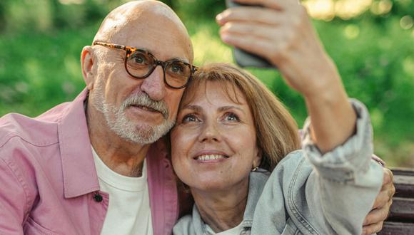 Dos adultos inscritos en el Seguro Social de Estados Unidos disfrutando de su jubilación (Foto: Pexels)