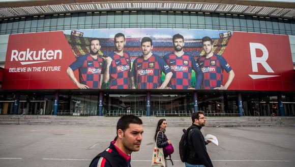 Los peatones pasan por el estadio Camp Nou, sede del FC Barcelona, en Barcelona, España, el martes 10 de marzo de 2020. (Fotógrafo: Ángel García/Bloomberg)