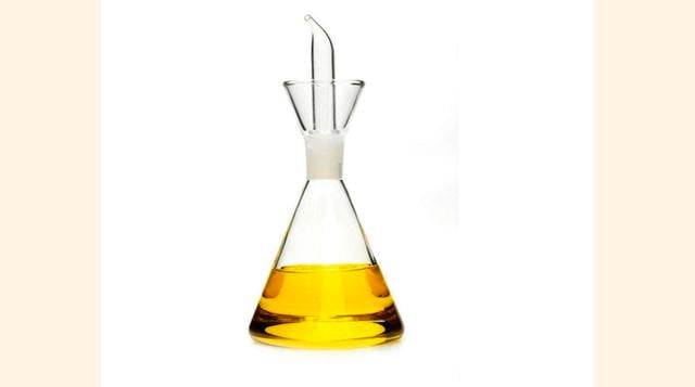 Aceitera antigoteo Es obra del diseñador y arquitecto catalán Rafael Marquina i Audouard (1921 – 2013). Ideó una aceitera-vinagrera, que no gotea ni mancha y cuyo diseño ha sido objeto de numerosas copias a nivel mundial.