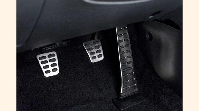 FOTO 2 | Este punto aplica sólo para coches con transmisión manual. Es una mala práctica que muchos hacen por costumbre o creyendo que harán más rápido el cambio de velocidad. Lo único que logran es desgastar prematuramente el embrague, cuyo reemplazo y r